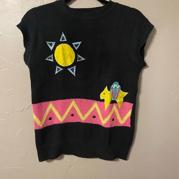 Oak Bluff • Vtg Black Sweater Vest Sun Camel Geometric Design Sz Sm—ADORABLE - Picture 1 of 5
